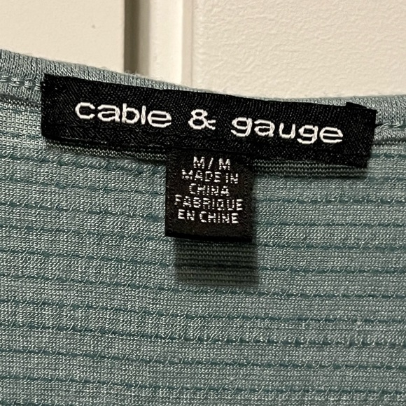 Woman’s sleeveless spring or summer top - Picture 2 of 2